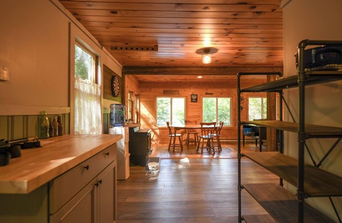 Casco Cottage | Pet-Friendly Classic Maine Camp on Quiet Coffee Pond