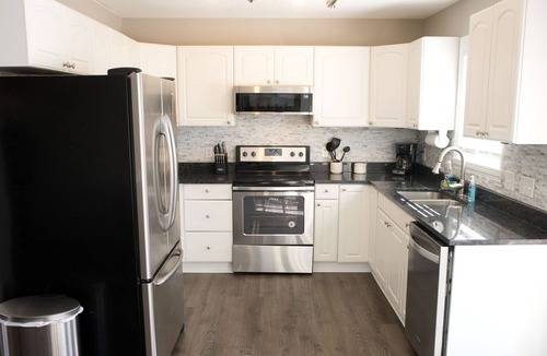 Oakley House | Pet Friendly Home With Hot Tub 5 Mins to Biltmore