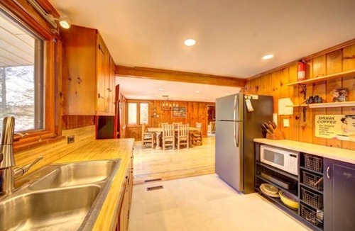 Tafton Cabin | Pet Friendly Lakefront Cabin