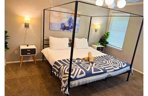 Milwood House | Pet Friendly - Q2 & Domain - King Bed - Pool Table
