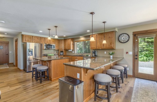 Cle Elum House | Pet-Friendly Retreat | Room to Play, Space to Relax + GameRm/Spa & 1PM In/Out