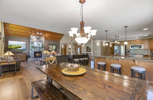 Cle Elum House | Pet-Friendly Retreat | Room to Play, Space to Relax + GameRm/Spa & 1PM In/Out