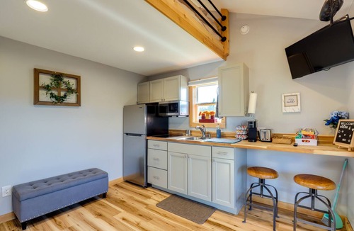 Marshall Apartment | Pet-Friendly Studio w/Hot Tub & Views in Marshall