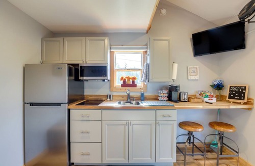 Marshall Apartment | Pet-Friendly Studio w/Hot Tub & Views in Marshall