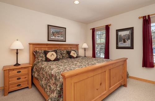 Fraser House | Pet Friendly, Sweeping Mountain Views, On Free Bus Route