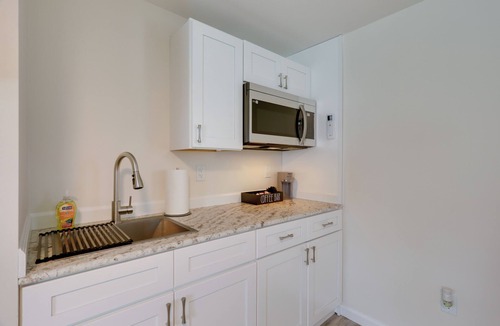 Wareham Apartment | Pet-Friendly Wareham Retreat Near Onset Beach!