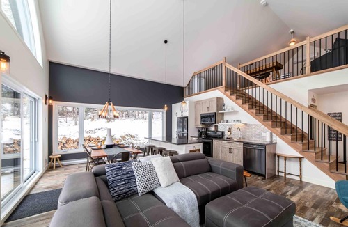 Les Eboulements Ski Chalet | Petite Ourse 61: Hot Tub, Views & Private Trails