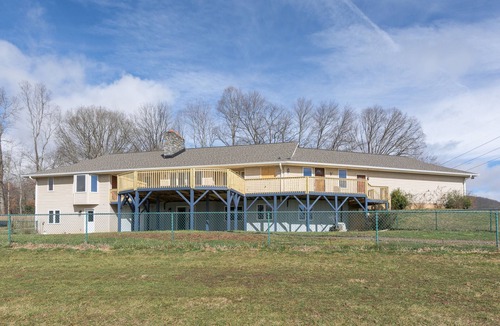 Candler Apartment | PETS, large fenced yard, full kitchen, 6 min to A-ville.