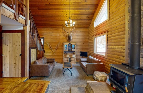 Eagle River House | Picturesque dog-friendly log cabin with stunning views and wood stove