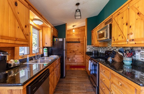 Blowing Rock Cabin | Pine Creek Cabin - Quaint cabin in the heart of Blowing Rock with a hot tub! Ample privacy!
