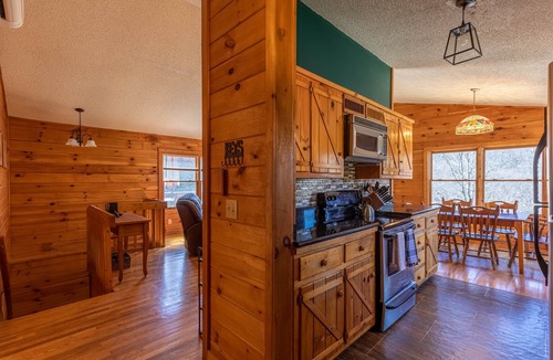 Blowing Rock Cabin | Pine Creek Cabin - Quaint cabin in the heart of Blowing Rock with a hot tub! Ample privacy!