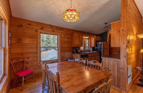 Blowing Rock Cabin | Pine Creek Cabin - Quaint cabin in the heart of Blowing Rock with a hot tub! Ample privacy!