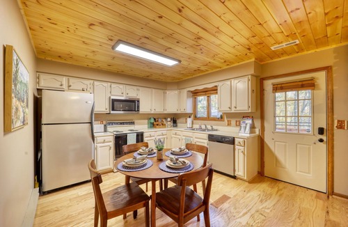 Newland House | Pine Haven Getaway in Linville Land Harbor. 4BDR/3BA with Large Deck & Game Room
