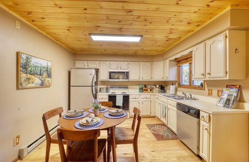 Newland House | Pine Haven Getaway in Linville Land Harbor. 4BDR/3BA with Large Deck & Game Room
