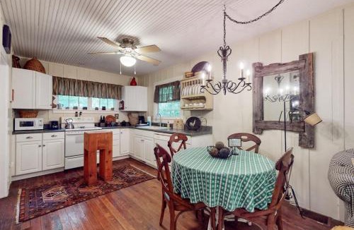 Black Mountain House | Pine Retreat Cottage