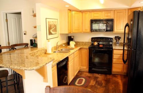 Warrior's Mark House | Pinecreek #I - 3 BR - Private Hot Tub - Close to Town - Shuttle to Slopes