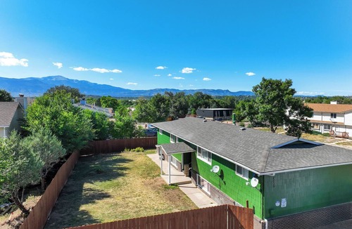 Cimarron Hills Apartment | Pink Panther Parlor - Cozy 2-BR w/Mountain Views, King Bed & Pet-Friendly Yard