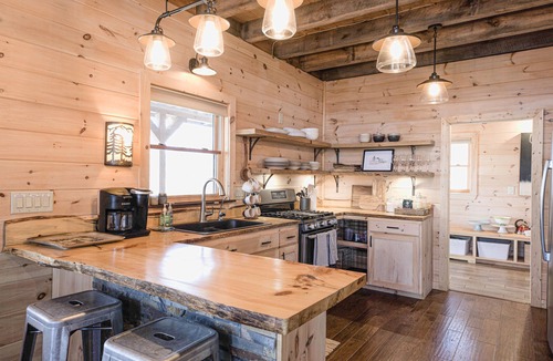 Blue Ridge Cabin | ♥ Pinterest Perfect, Charming Cabin ★ King Bed, Hot Tub, Xbox, Spacious Deck