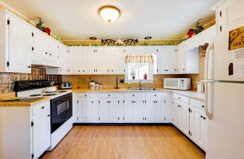 Pittsburg House | Pittsburg Vacation Rental ~ 1 Mi to Lake Francis!