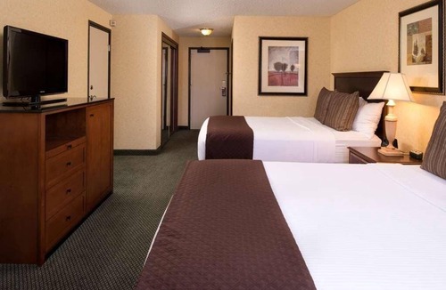 Kennewick Hotel | Pleasant Stay, Convenient Location! 3 Contemporary Units w/FREE Parking, Pool!
