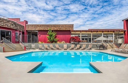 Kennewick Hotel | Pleasant Stay, Convenient Location! 3 Contemporary Units w/FREE Parking, Pool!