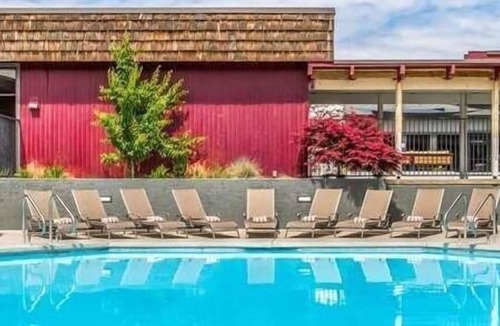 Kennewick Hotel | Pleasant Stay, Convenient Location! 3 Contemporary Units w/FREE Parking, Pool!