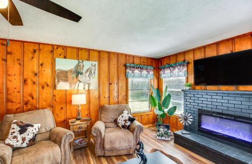 Grapeland House | Pool, Grill & Fire Pit: Grapeland Farm Retreat