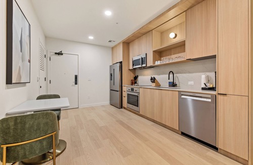 South Lamar Apartment | Pool + Rooftop | 1BDR Suite w/Balcony | The Code