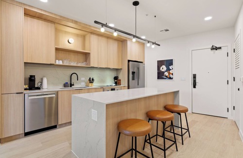South Lamar Apartment | Pool + Rooftop | 2BDR Suite w/Balcony | The Code
