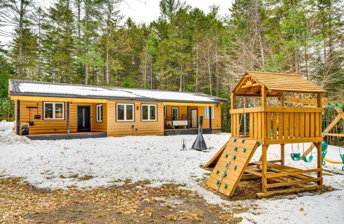 Thornton House | Porch & 1-Acre Yard: White Mountains Hideaway