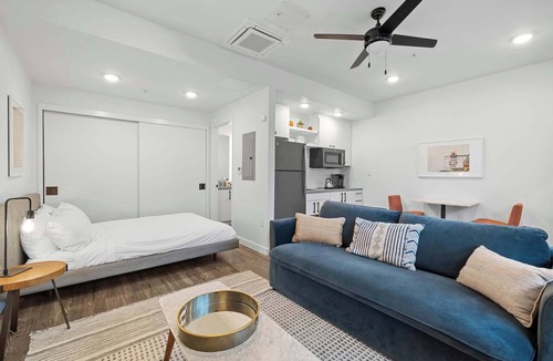 East Cesar Chavez Apartment | Prime DT ATX Studio | Mins to Rainey St | Patio