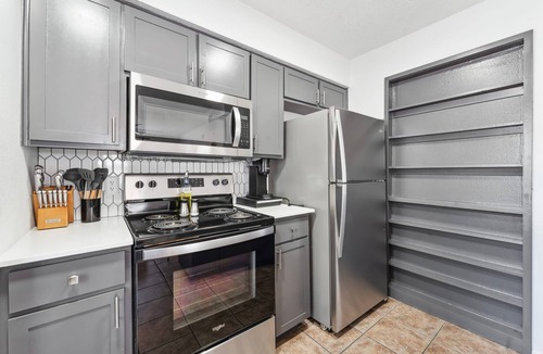 Holly Apartment | Prime Location Chic 1BR Fast Wifi 7 Min to Downtown