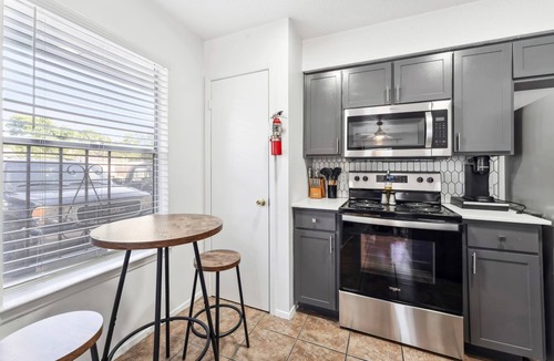 Holly Apartment | Prime Location Chic 1BR Fast Wifi 7 Min to Downtown