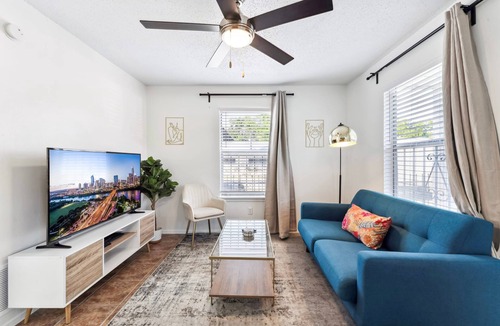 Holly Apartment | Prime Location Chic 1BR Fast Wifi 7 Min to Downtown