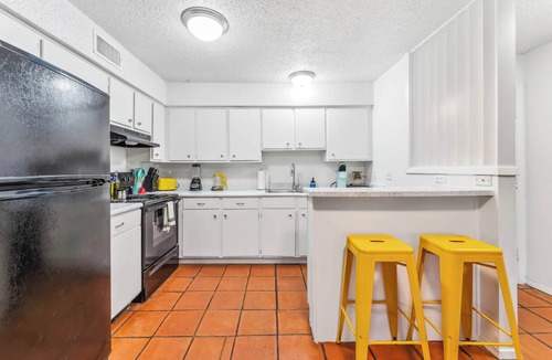 Bouldin Apartment | Prime SoCo chic 2BR king suite w/pool, parking
