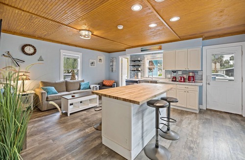 Weeki Wachee Gardens House | Pristine Waterfront Cottage - Home Away From Home!