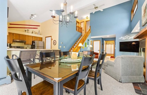 Lincoln Condo | Private 3 Br- 2 level - Townhouse in Forest Ridge