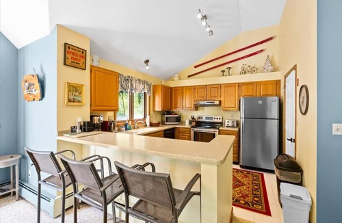 Lincoln Condo | Private 3 Br- 2 level - Townhouse in Forest Ridge