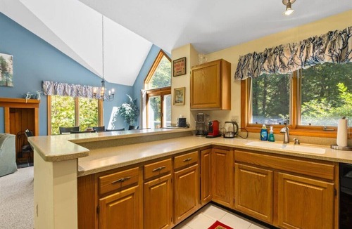 Lincoln Condo | Private 3 Br- 2 level - Townhouse in Forest Ridge