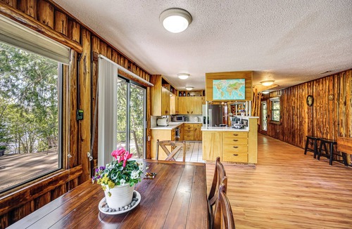 Burley Cabin | Private Beach Access! Group-Friendly Getaway!