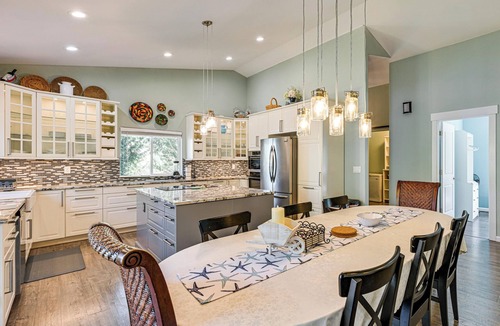 Shelton Cottage | Private Beach & Hot Tub! Family Gem on Puget Sound