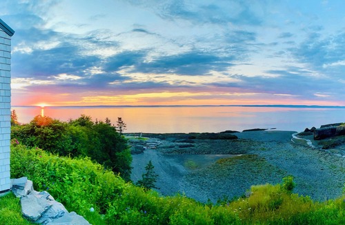 Kings County House | Private Coastal Waterfall Escape, for Couples- Tides, Sauna, 55' Ocean Falls