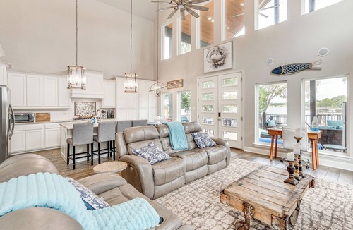 Enchanted Oaks House | Private Dock & Yard! Modern Getaway in Mabank