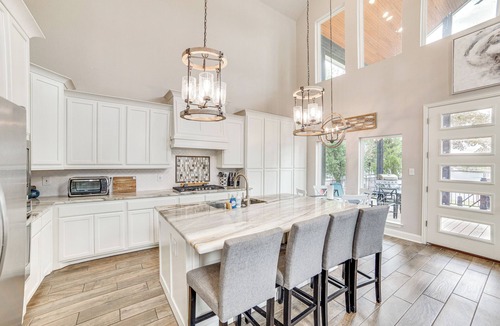 Enchanted Oaks House | Private Dock & Yard! Modern Getaway in Mabank