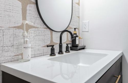 Dallas House | Private Double Room with Shared Bathroom