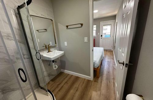 Garfield Apartment | Private En-suite in Tiny Luxury Home
