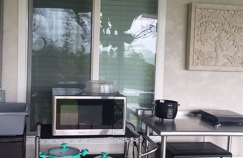 Papaikou House | Private Hawaiian style unit "Sleep Number" king bed with A/C