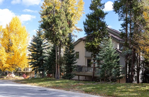 Four O'Clock House | Private Hot Tub. Steps to The Lift. Beautiful Home