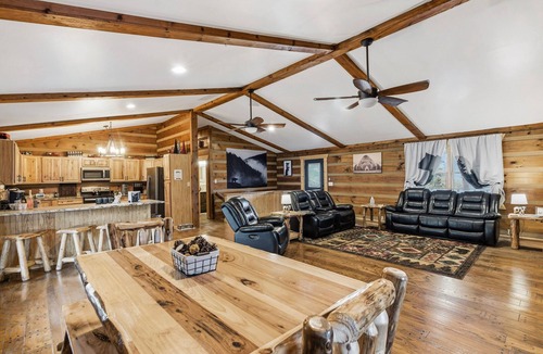 Cleveland Cabin | Private log cabin for 16