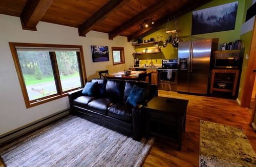 Back Loop Apartment | Private Log Home Apt w/King & Free Tram Tickets!